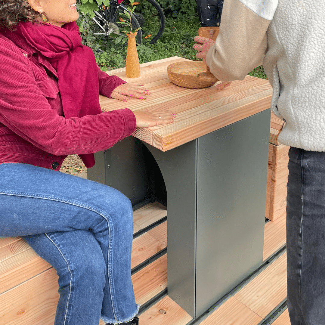 PURPL SOLUTION - AMÉNAGEMENT URBAIN TRANSITOIRE - personnes assissent sur une chaise et mangent sur une table purpl solutions en bois